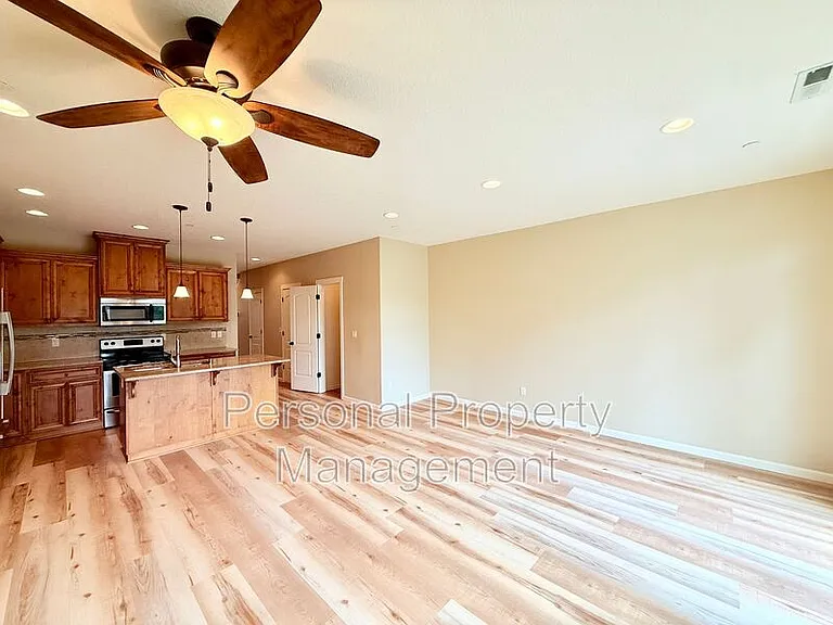 219 N 33rd Ct — Photo 4