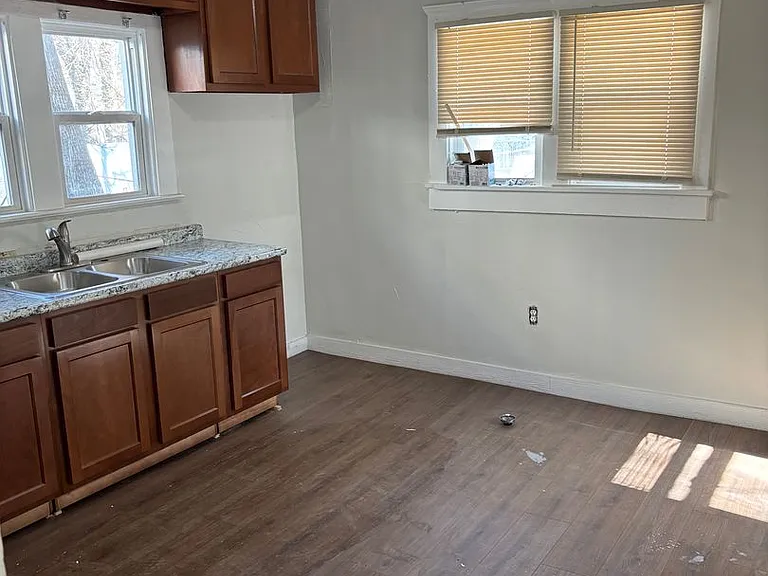 835 Carlysle St — Photo 7