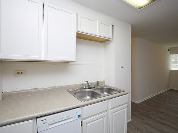 3rd image of 3954 N Janssen Ave #H