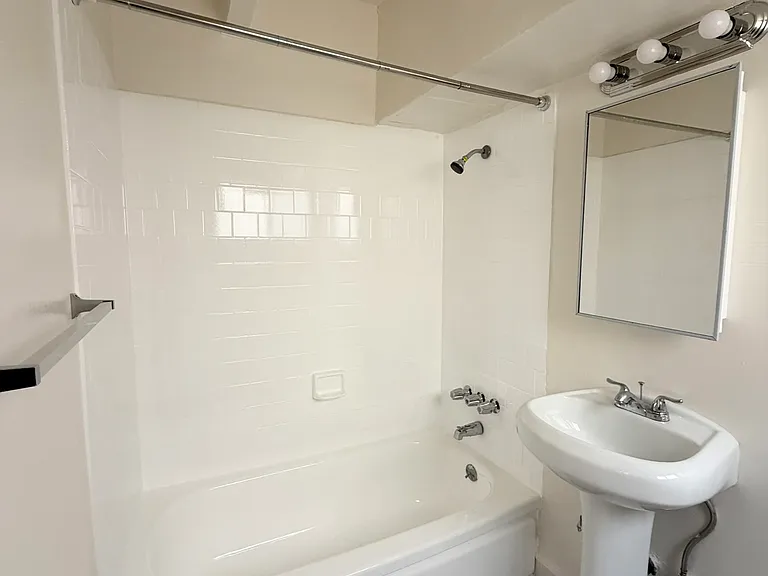7032 Hawthorn Ave #4 — Photo 9