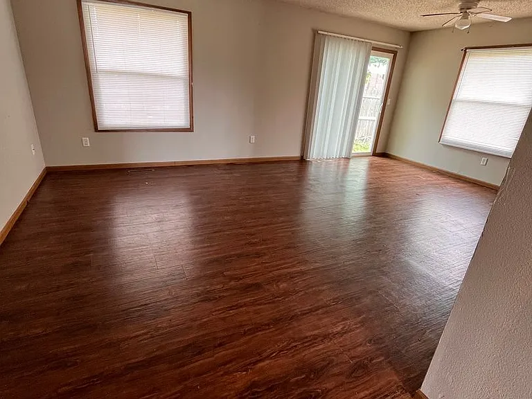 3107 N Kentwood Ave — Photo 4