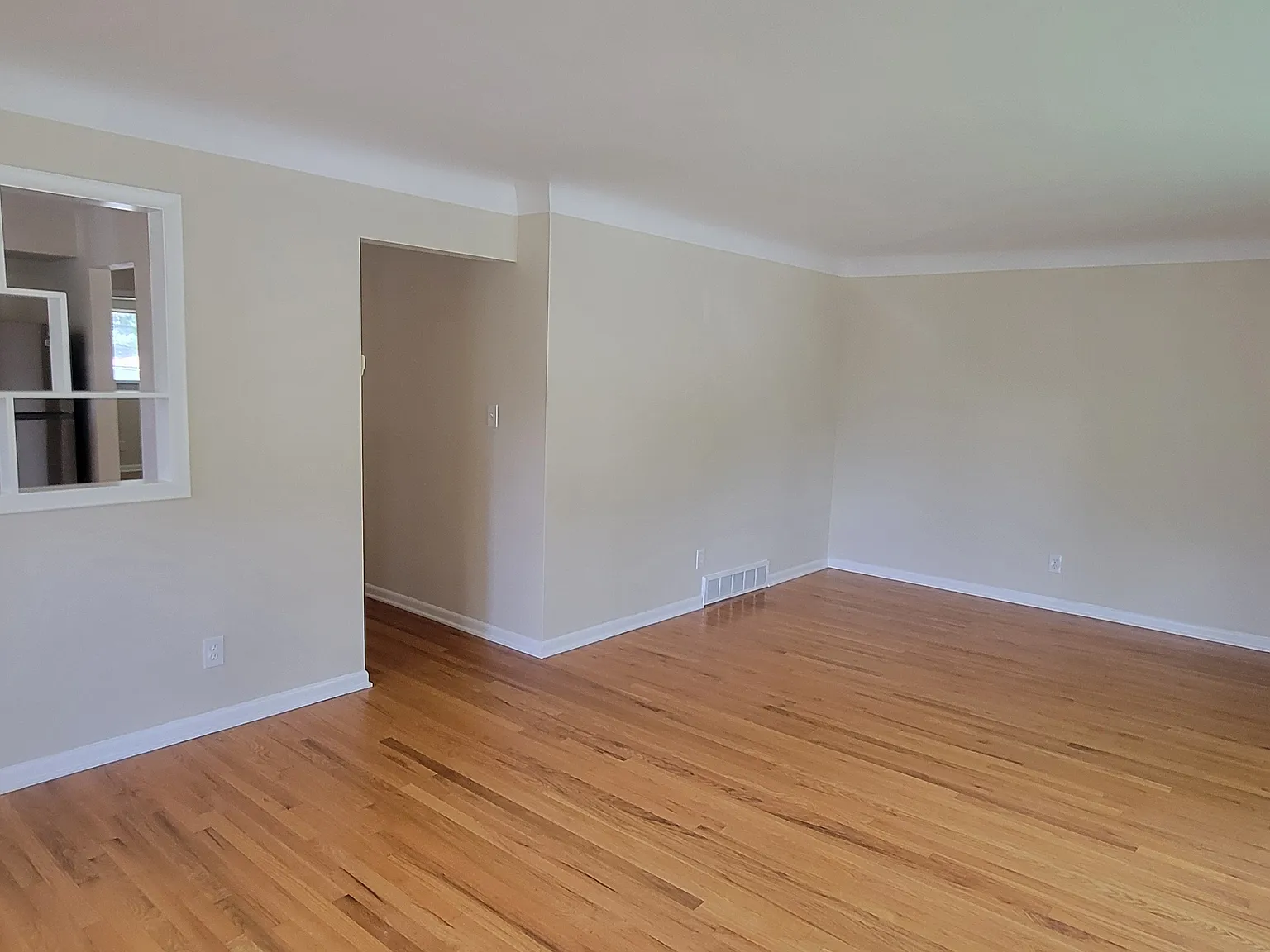 3 bed, 1.5 bath, 1176 sqft, $1,850 — Photo 2