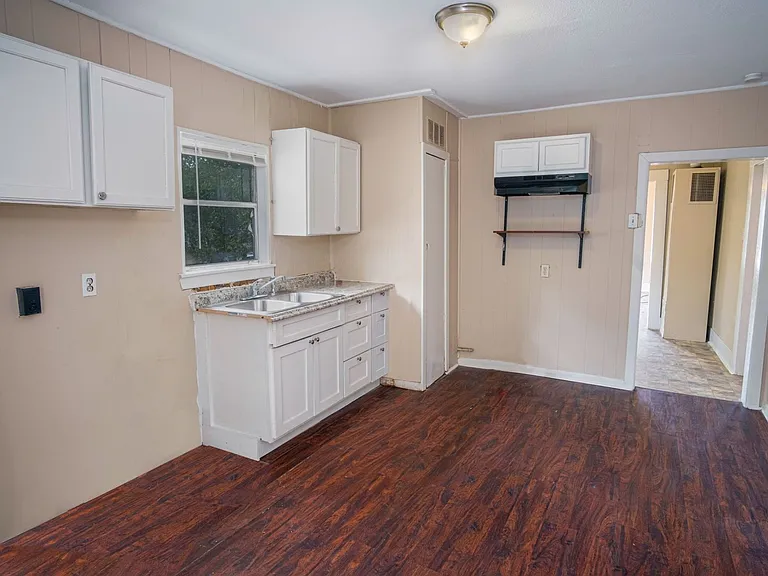 610 Belmont — Photo 14