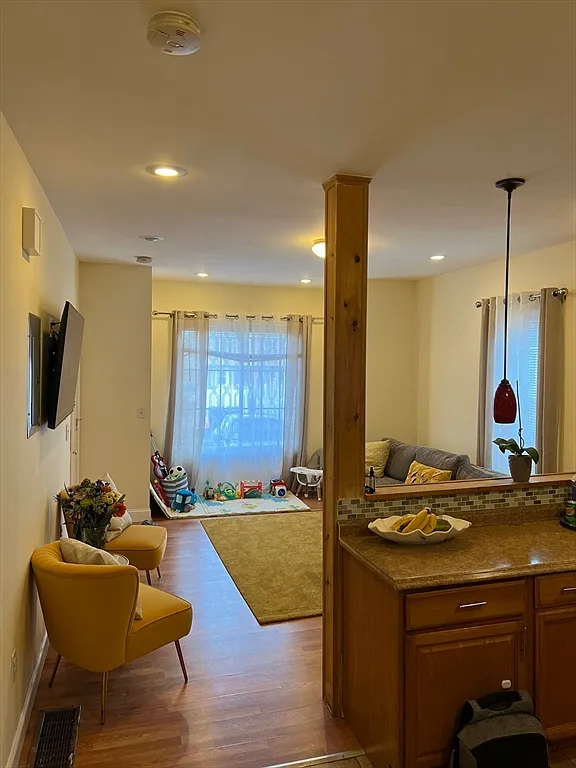 2 bed, 1.0 bath, 5000 sqft, $2,300 — Photo 2
