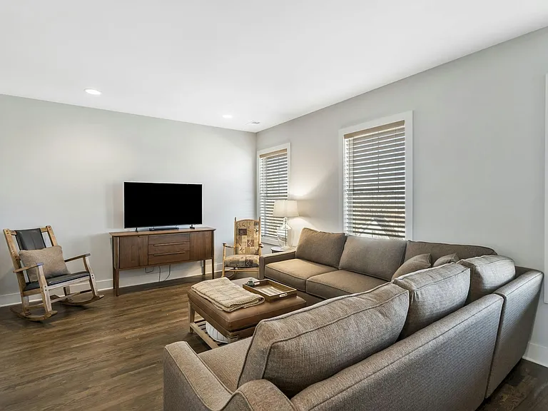 2318 Batavia St — Photo 4