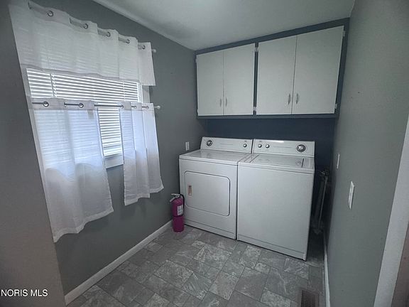 5th image of 940 Wilson St