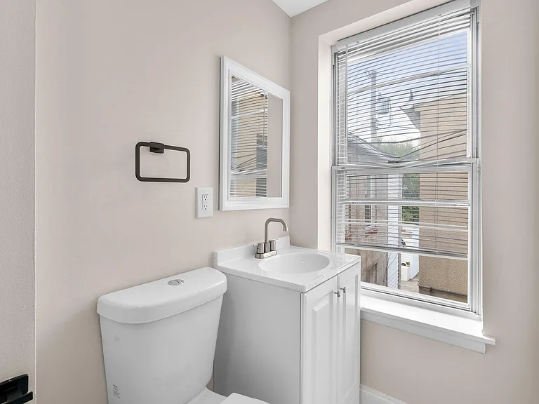 428 N Patterson Park Ave — Photo 9