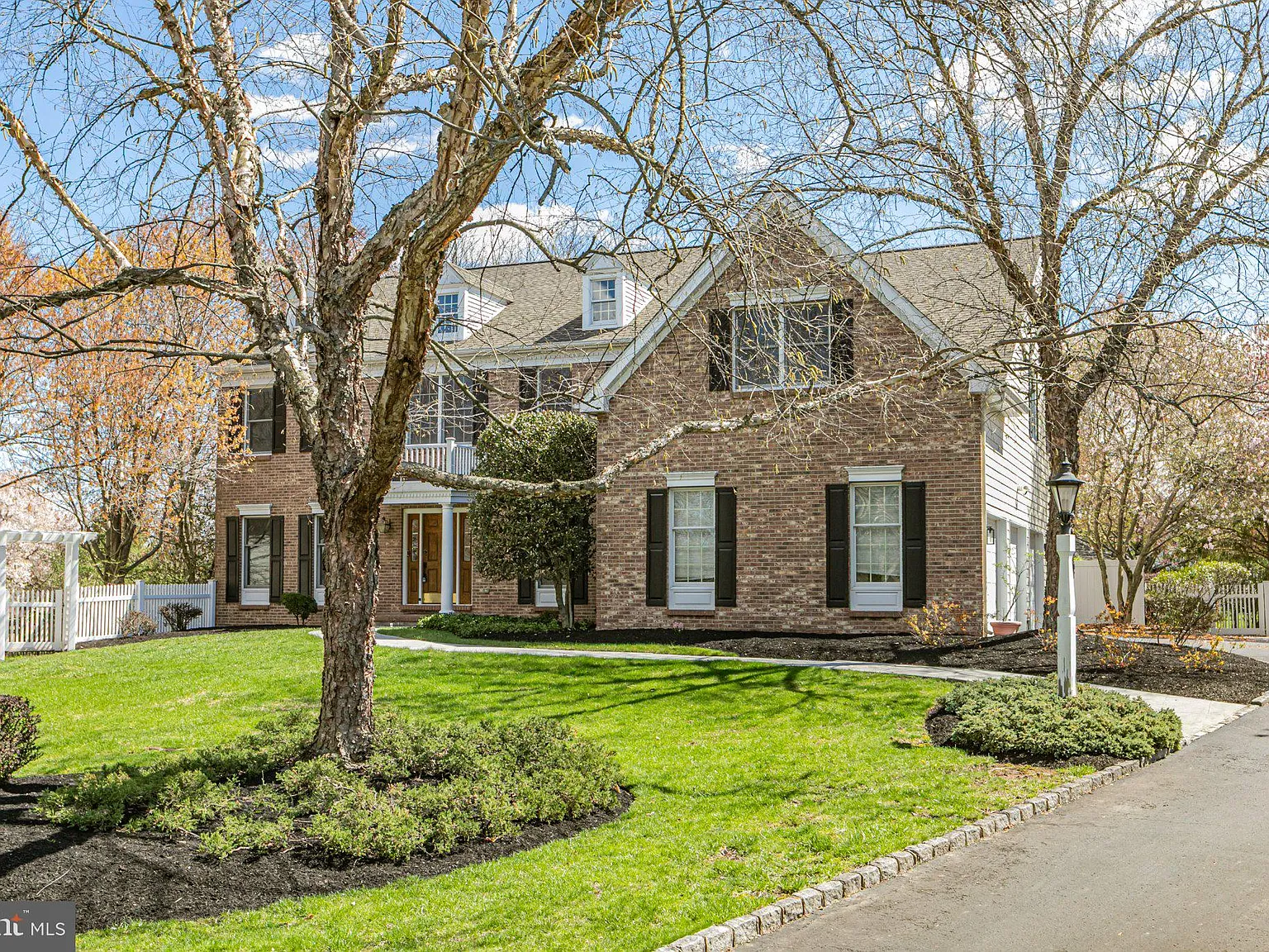 4 bed, 4.5 bath, 3919 sqft, $8,500 — Photo 3