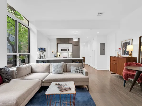 416 W 52nd St #215, New York, NY 10019