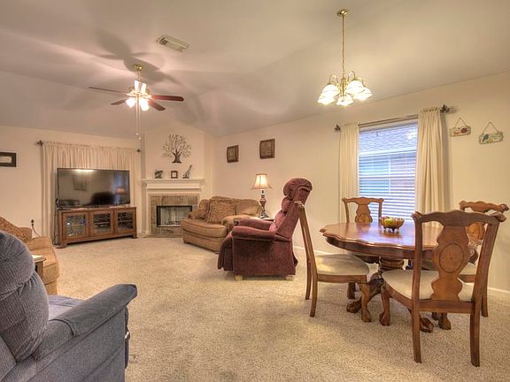 4th image of 946 Peach Blossom Dr