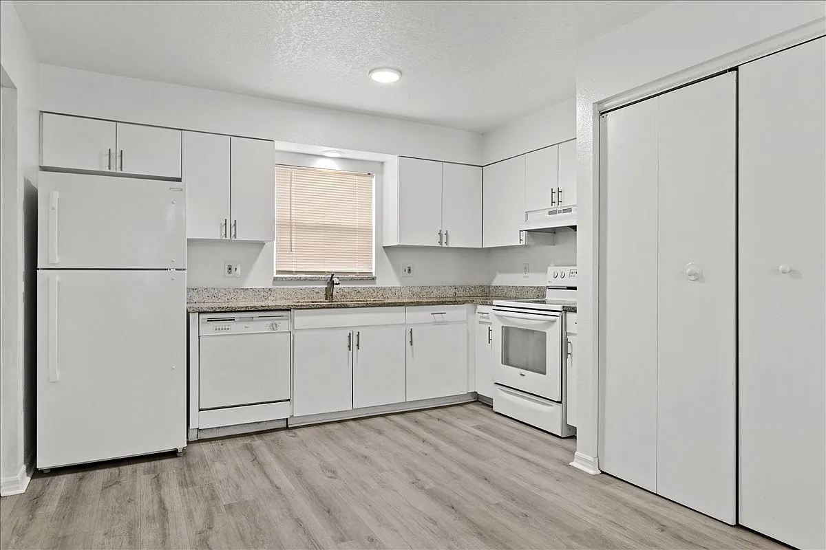 3 bed, 975 sqft, $1,600 — Photo 3