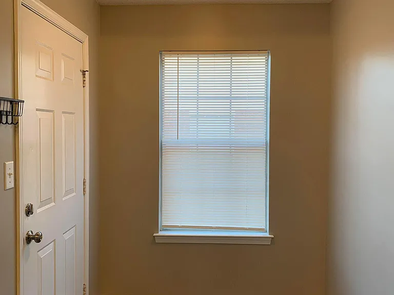 1404 Westgate Cir — Photo 9