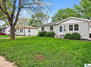 8910 Westridge Dr, Omaha, NE 68124