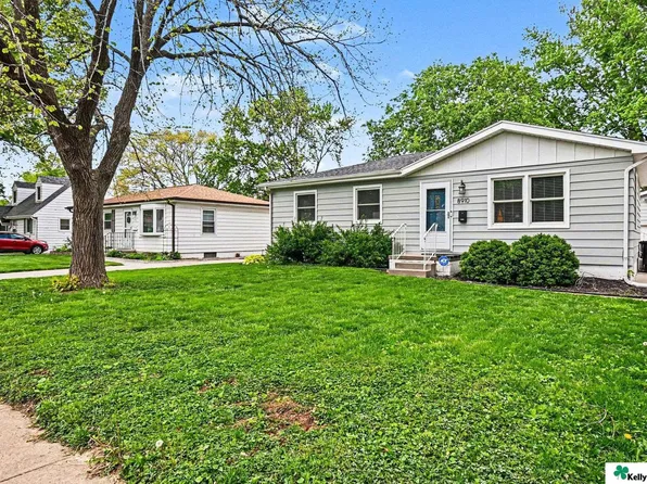 8910 Westridge Dr, Omaha, NE 68124
