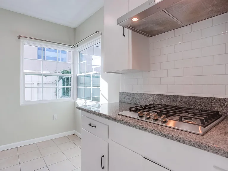 527 Westbourne St — Photo 9