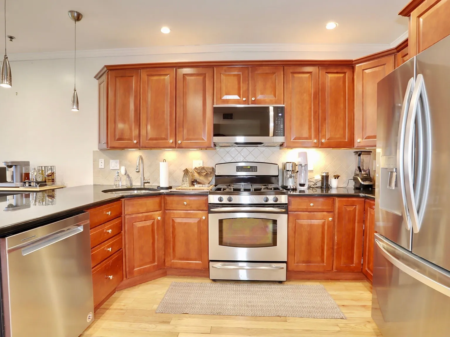 3 bed, 2.0 bath, 1350 sqft, $5,500 — Photo 2