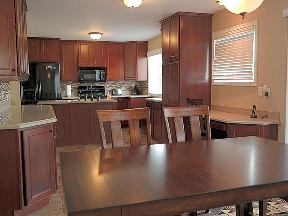 3rd image of 9869 Fairfax Dr #90