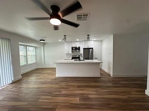 3 bed, 1978 sqft, $2,095 — Photo 4
