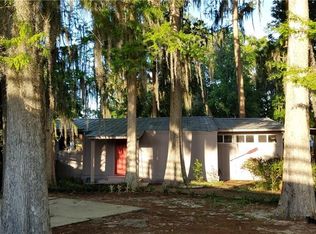 1090 Forest Dr, Tavares, FL 32778