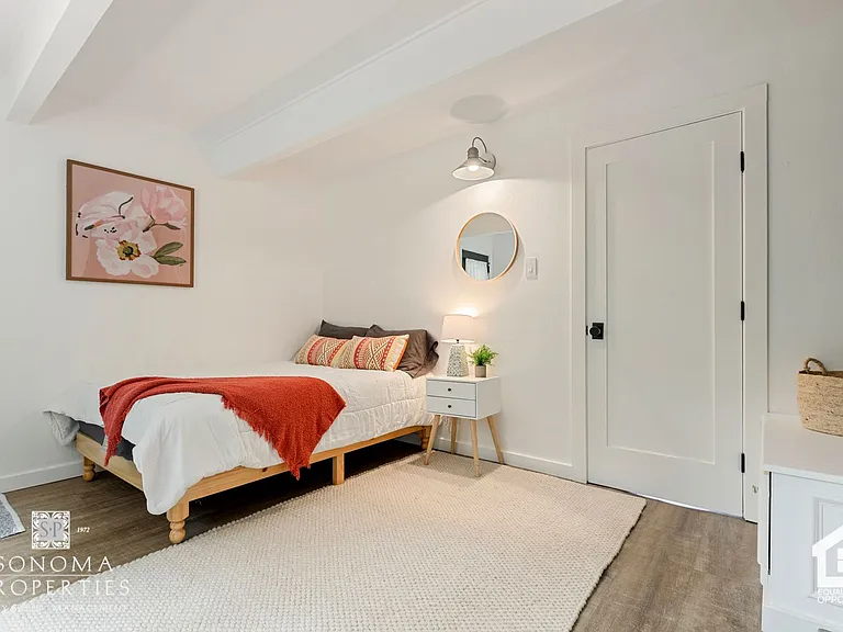 754 E Thomson Ave — Photo 15