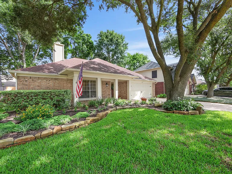 8910 Driftstone Dr — Photo 2