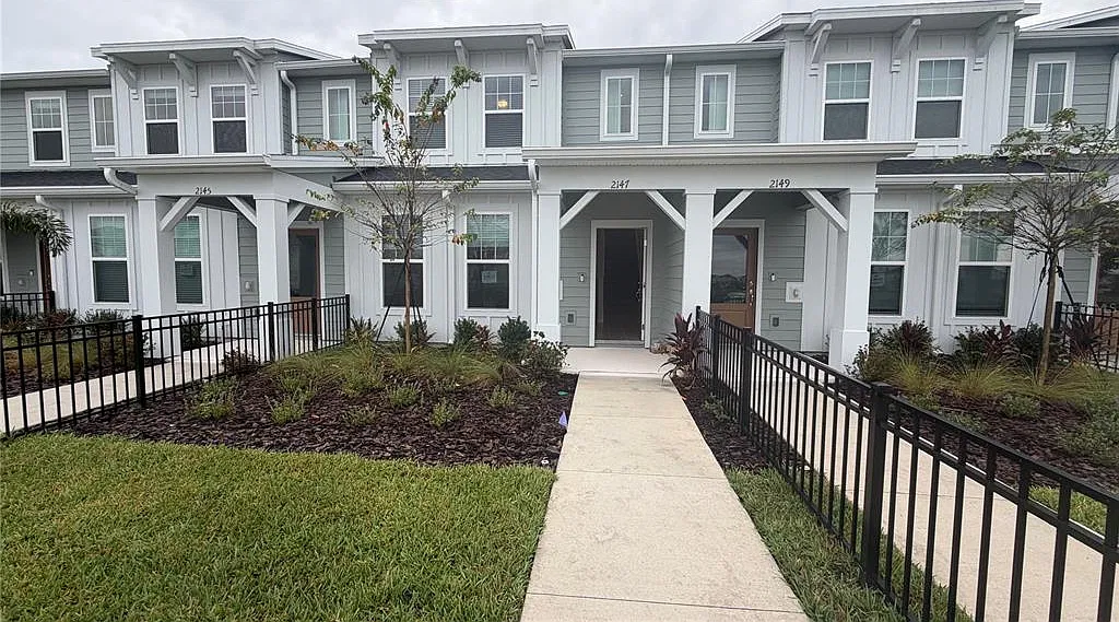 3 bed, 2.5 bath, 1683 sqft, $2,400 — Photo 2