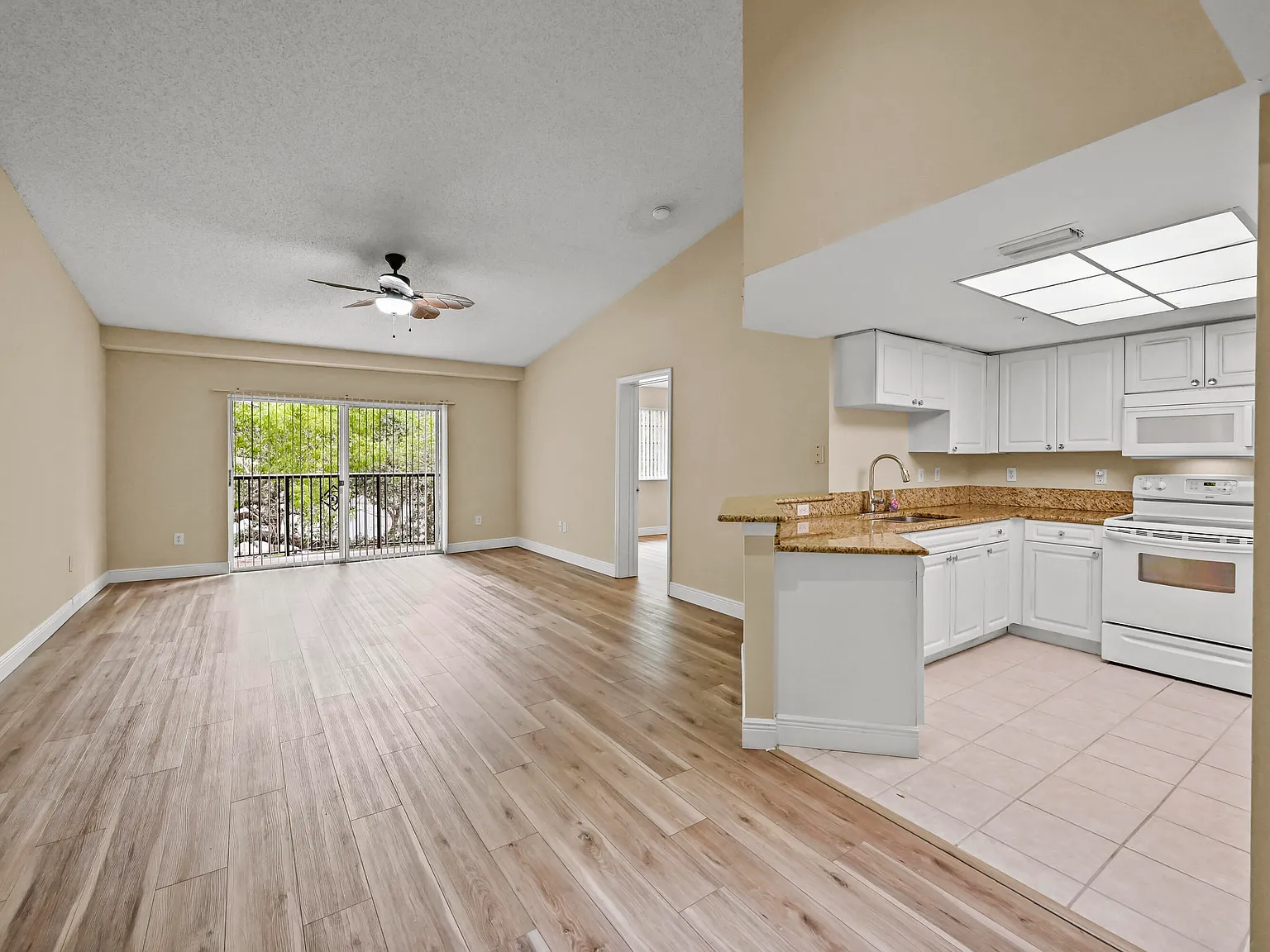 2 bed, 2.0 bath, 1128 sqft, $2,200 — Photo 4