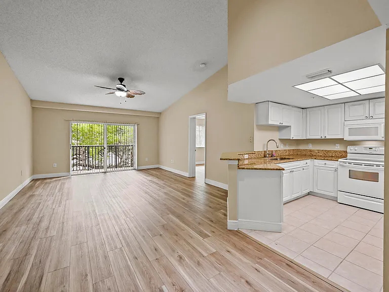 1100 Crestwood Ct S #S-1109 — Photo 4
