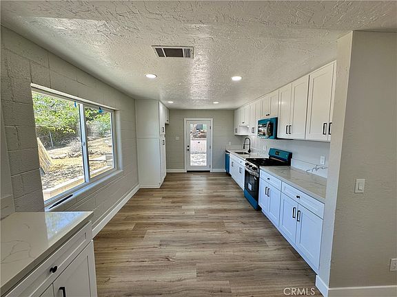 3rd image of 625 Tamarack Rd