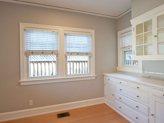 5th image of 272 Rhodes Ct