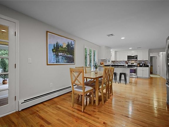 4th image of 22 Oakhurst Dr