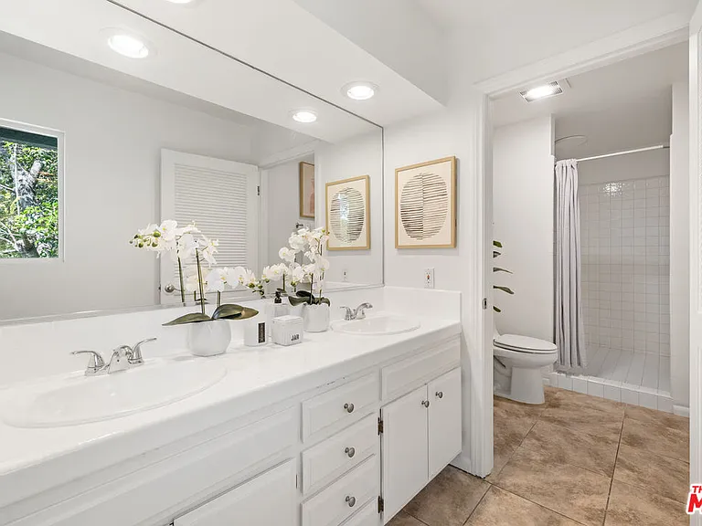 8781 Lookout Mountain Ave — Photo 13