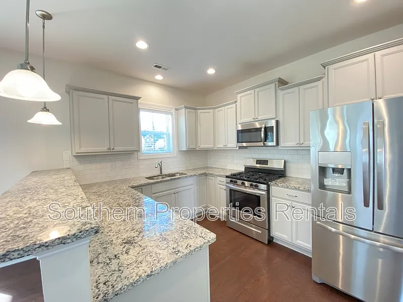 4 bed, 2.5 bath, 1941 sqft, $1,975 — Photo 3