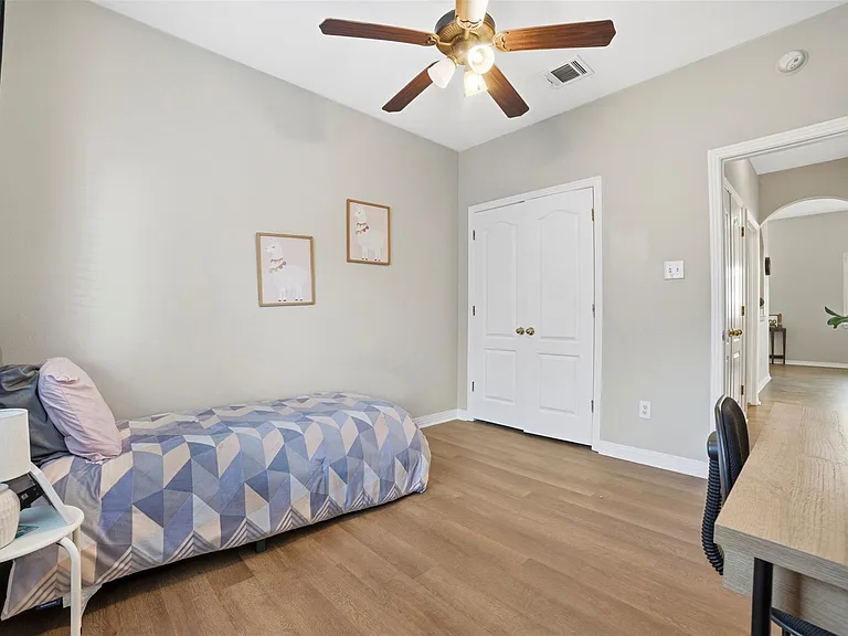 409 E Austin Ave — Photo 27