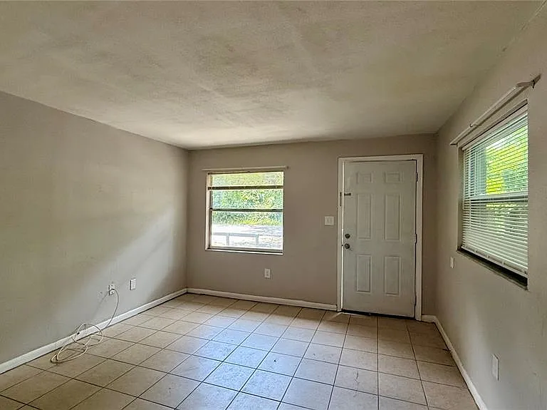 409 Lake St — Photo 3