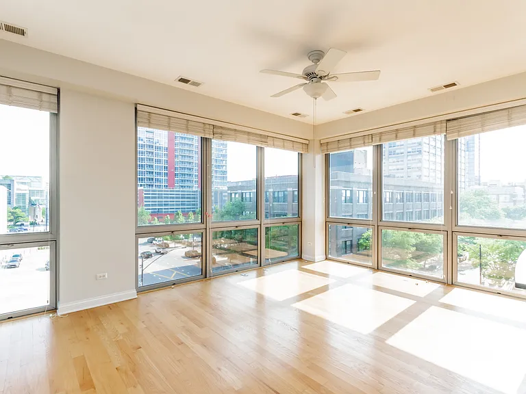 2035 S Indiana Ave #401 — Photo 3