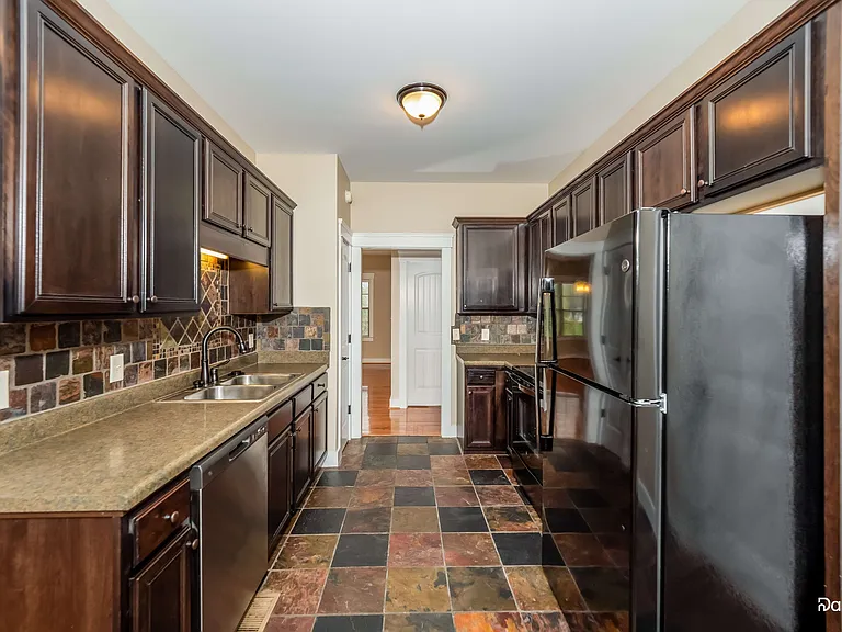 925 Clover Cir — Photo 2