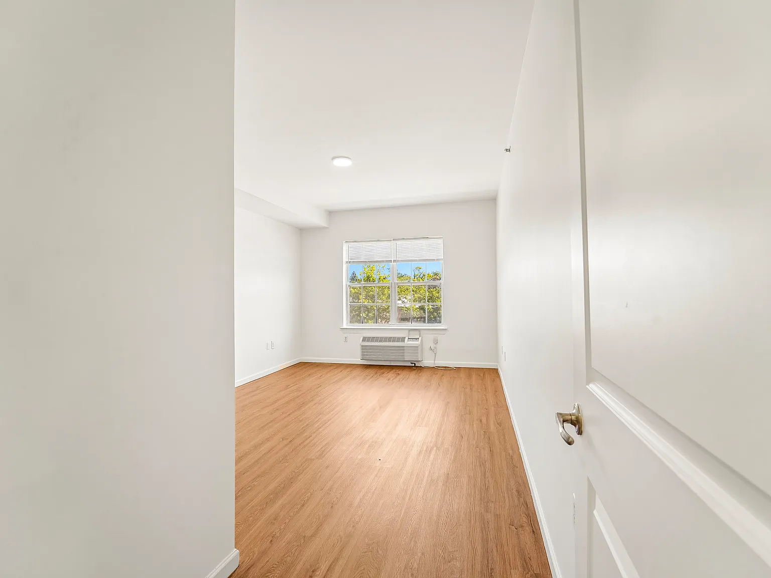 111 Glenwood — Photo 3