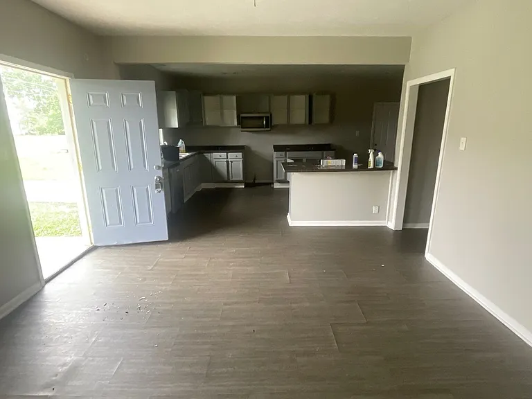 137 Sivley Ave — Photo 6