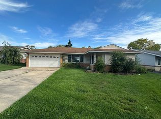 630 Pinewood Dr, Elk Grove Village, IL 60007