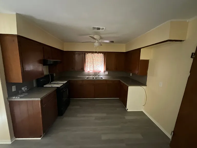 1361 Shady Ln — Photo 6