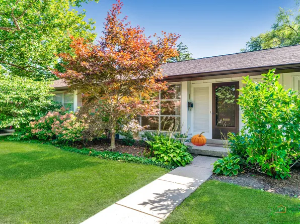 303 Crestwood Vlg, Northfield, IL 60093