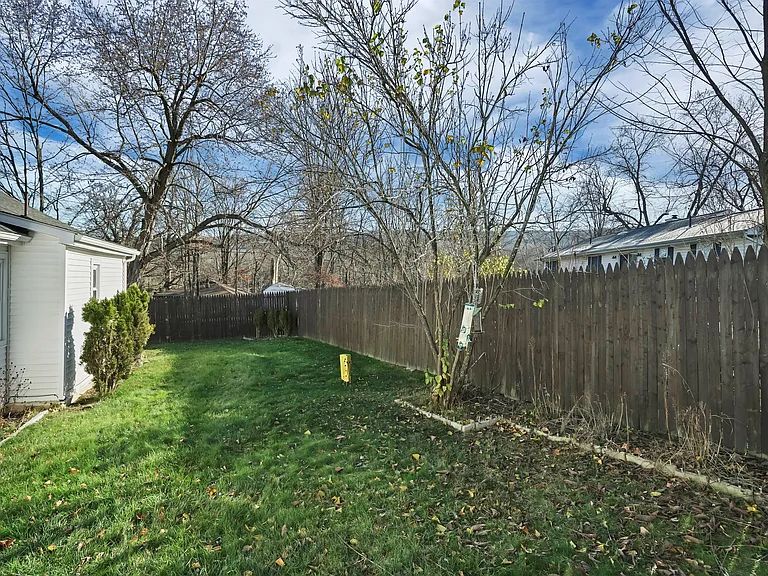 447 Clove Rd — Photo 29