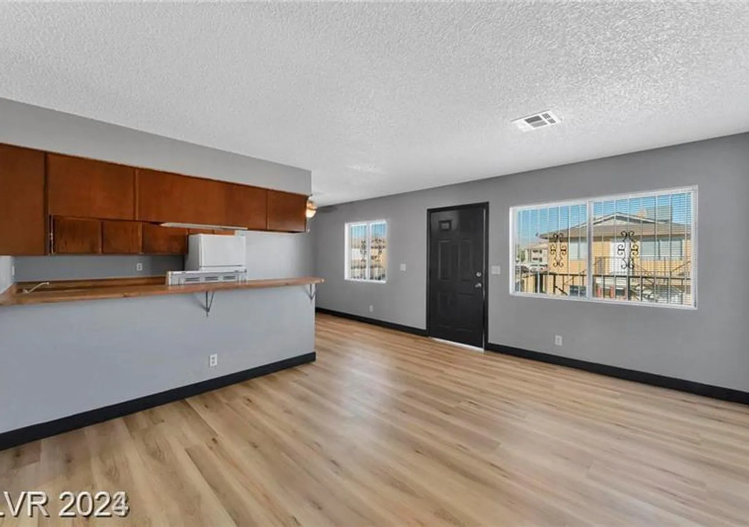 Remodeled 2-Bedroom Upstairs Unit Move-In Ready! — Photo 2