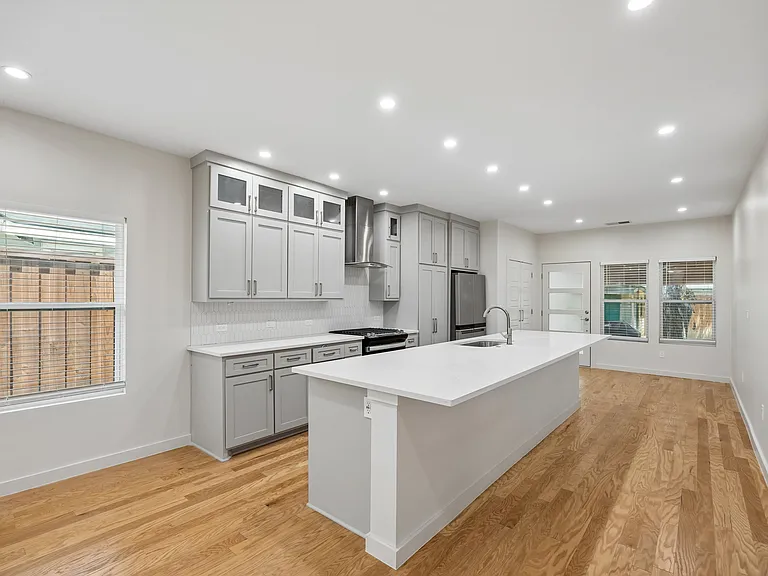 710 N Madison Ave — Photo 5