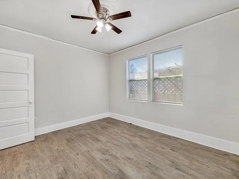 310 E Lambright St — Photo 55