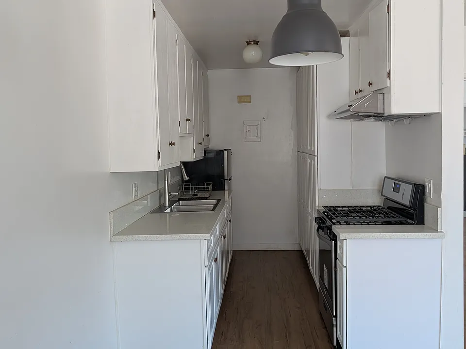6006 York Blvd #4