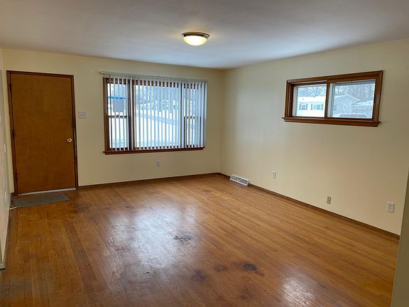 3rd image of 700 Bellflower Dr