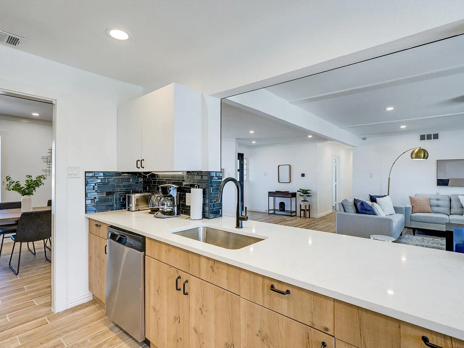 5 bed, 2292 sqft, $9,750 — Photo 3