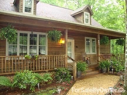 Front of Cabin : Cabin front in summertime